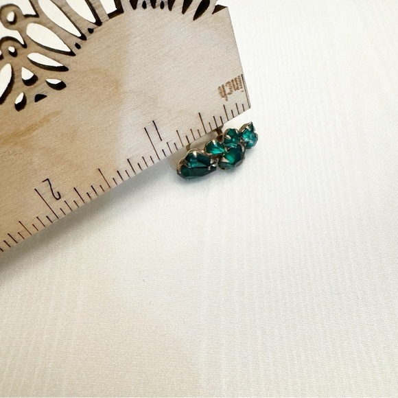 Beautiful Uranium Crystal Rhinestone Emerald Green Clip On Earrings Vintage - Picture 14 of 14